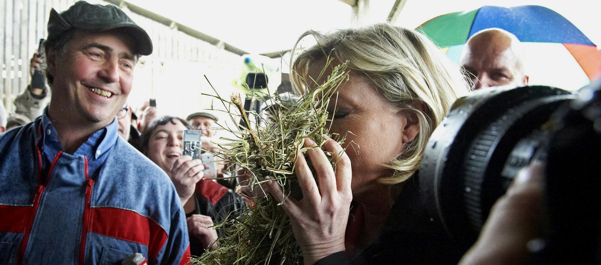 MARINE LE PEN LORS DE LA CAMPAGNE PRÉSIDENTIELLE 2012, LE 20 AVRIL DANS LES CÔTES-D’ARMOR. L’OCCASION DE VISITER UNE EXPLOITATION LAITIÈRE À MERDRIGNAC. (PHOTO THIERRY PASQUET. SIGNATURES POUR LIBÉRATION)  